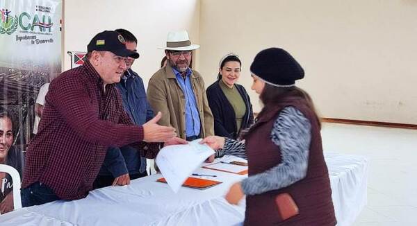 CAH entrega préstamos a productores del departamento de Itapúa