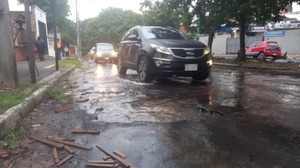 Gigantescos baches invaden avenida Bruno Guggiari