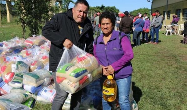 Pescadores del Ñeembucú reciben asistencia alimentaria