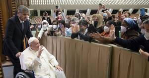 La Nación / Papa Francisco aparece en silla de ruedas por su dolor de rodilla