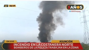 Bomberos trabajan contra incendio en la Costanera