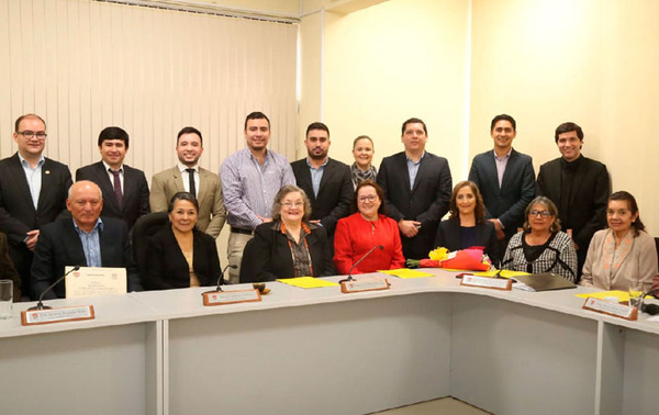 Entregan reconocimiento a docentes jubilados en Coronel Oviedo – Prensa 5