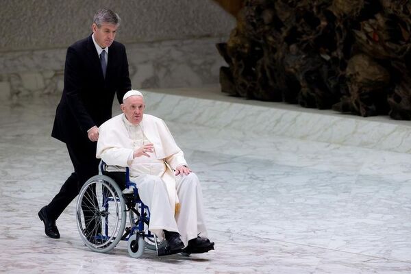 El papa en silla de ruedas por el dolor de la rodilla - Mundo - ABC Color