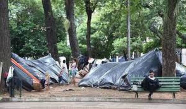 Diario HOY | Solución de periodista pro Efraín a ocupaciones de plazas: topadora, tanque militar y transganado