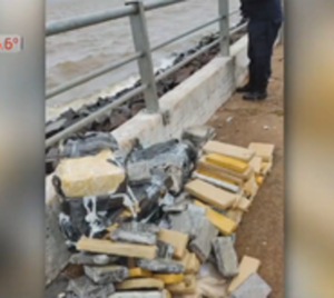 Descubren 473 kilos de droga flotando en el río Paraná - Paraguay.com
