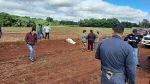 Encuentran en un camino vecinal a un hombre degollado y apuñalado 31 veces, ocurrió en Itapúa