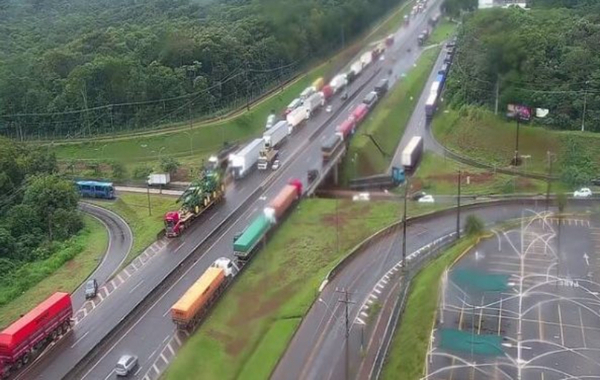 La frontera está sobrecargada de camiones de carga de gran porte - La Clave