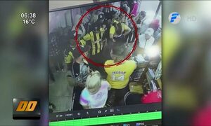 Detuvieron a hinchas de Peñarol por robar un celular en el Mercado 4 - PARAGUAYPE.COM