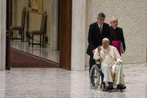 Por su dolor de rodillas el Papa se moviliza en silla de ruedas