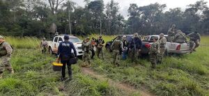 Hallan numerosas armas y siete hectáreas de marihuana tras enfrentamiento en Puentesiño  - Nacionales - ABC Color
