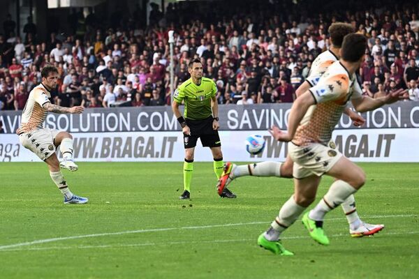 El Salernitana hunde al Venezia y sale del descenso - Fútbol Internacional - ABC Color