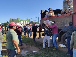 Pescadores de Ñeembucú reciben asistencia en alimentos - Nacionales - ABC Color