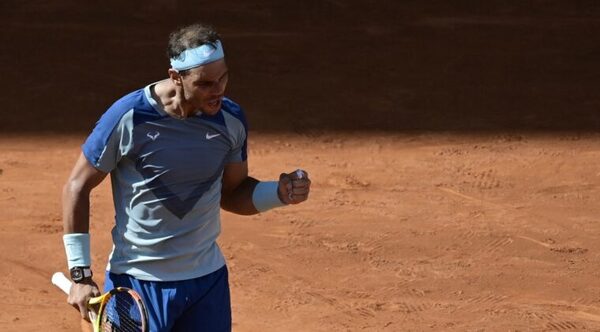 Nadal resiste a un dramático partido y avanza a cuartos en Madrid
