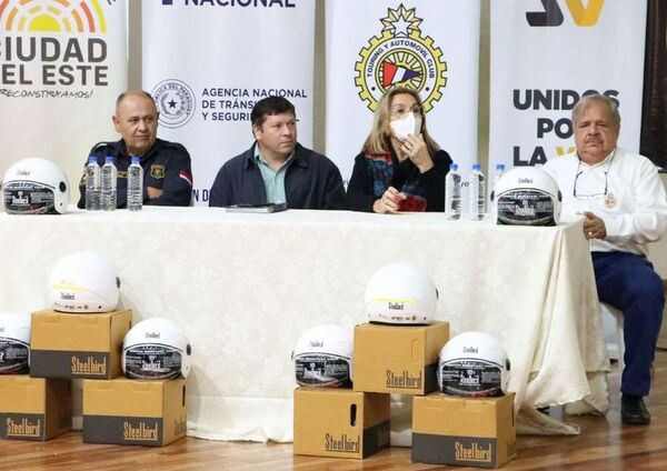 Cien motociclistas recibieron cascos gratis de campaña “#UsáLaCabeza” - ABC en el Este - ABC Color