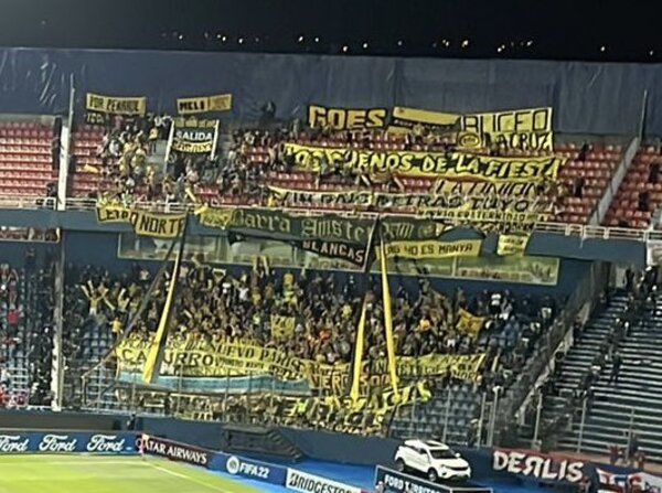 Expulsan del país a hinchas de Peñarol tras robo de celular - ADN Digital