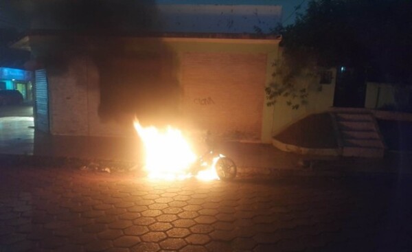 Motocicleta estacionada se incendió frente a una farmacia en el Área 3