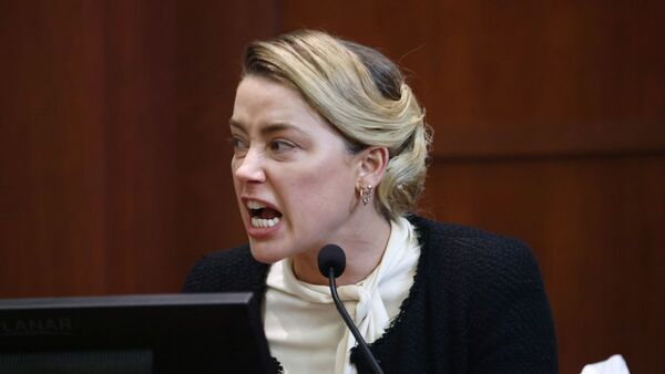 Heard asegura que Johnny Depp le pegó por celos de James Franco