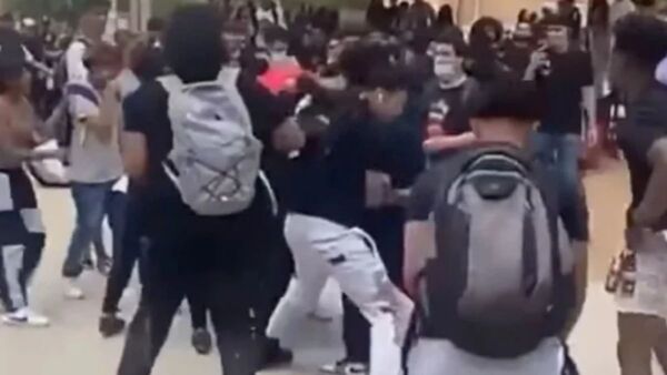 Papá se moqueteó con estudiantes que le hacían bullying a su hijo