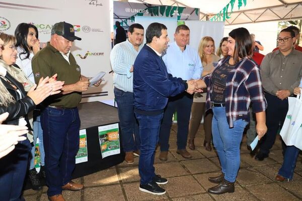 Hugo Velázquez entrega títulos del Indert con tinte proselitista - Nacionales - ABC Color