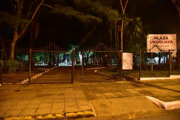 Plaza Uruguaya está parcialmente iluminada tras denuncias de inseguridad en la zona - Nacionales - ABC Color