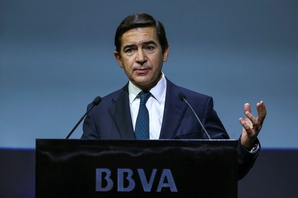 El presidente del BBVA resalta su apuesta sostenible en una reunión con Lacalle Pou - MarketData