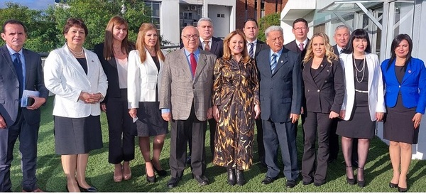 Defensora General tomó juramento a nuevos miembros del Tribunal Ético y Consejo Consultivo