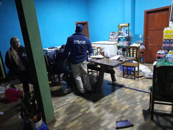 Detienen a depravado que violó a su prima de 13 años en un baño - La Clave