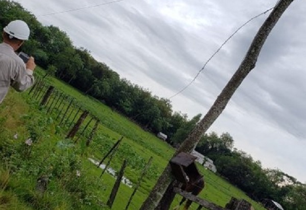 Niño muere electrocutado al apoyarse sobre columna clandestina