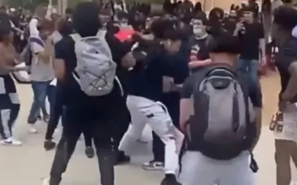 Un padre se agarró a trompadas con estudiantes que le hacían bullying a su hijo - Noticiero Paraguay