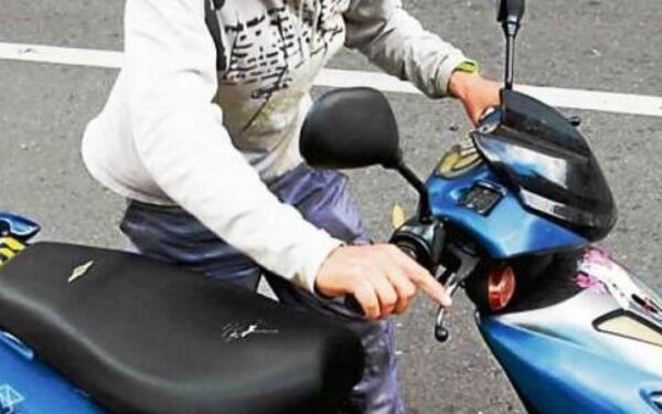 Roban la moto a una joven frente a su casa