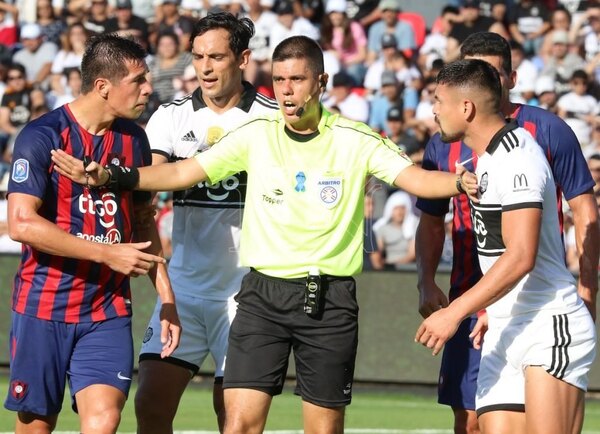 De dirigir un superclásico a pitar en la última categoría del ascenso