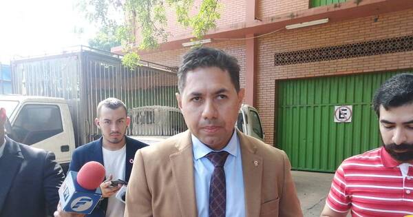 La Nación / Presuntos abusadores engañaron al niño de 6 años con un chocolate, dice abogado