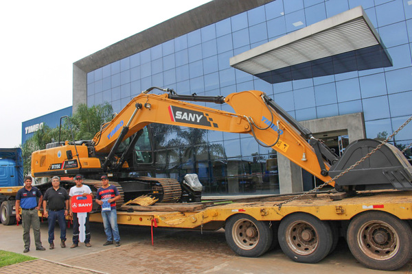 Grupo Timbo entregó una excavadora Sany SY215C a Admirable S.A.