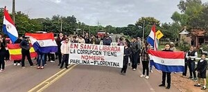 Padres y alumnos bloquean ruta en demanda de la destitución de dos directoras acusadas de corruptas y autoritarias – La Mira Digital