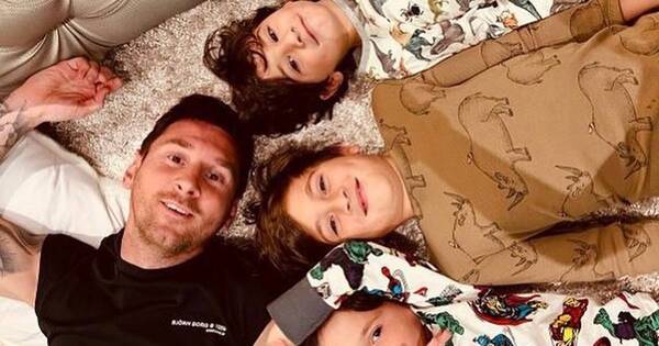 La Nación / Tierna fotografía de Messi junto a sus hijos