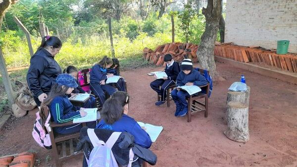 Niños dan clases bajo árboles ante peligro de derrumbe de una escuela en Carapeguá - Nacionales - ABC Color