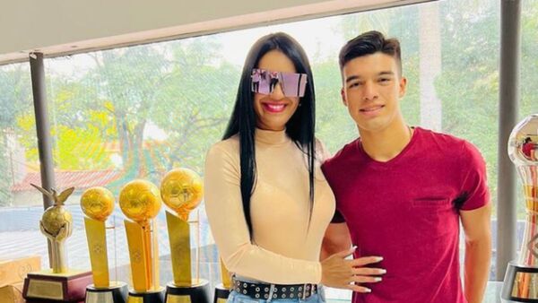 Hijo de Gloria Vera y Julio Cáceres firmó contrato profesional con Olimpia