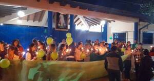 La Nación / Padres del Apostólico San José realizan vigilia para expresar apoyo a familia de víctima de abuso