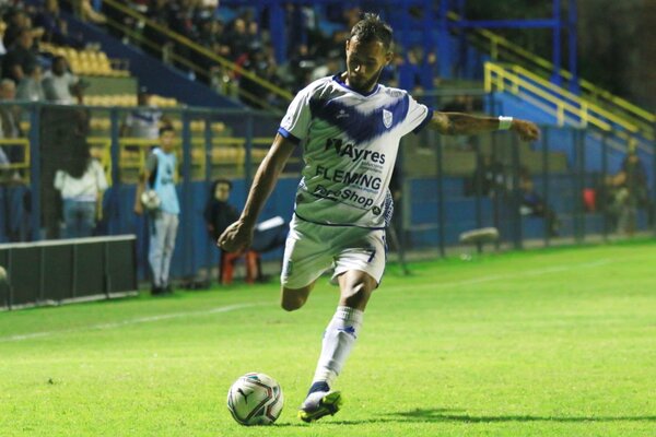 Diario HOY | Ameliano resiste con nueve jugadores ante el '12' y suma su primer empate