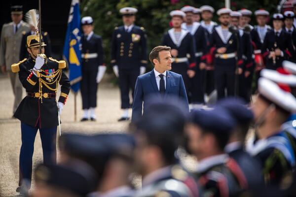Macron promete una Francia “más fuerte e independiente” | 1000 Noticias
