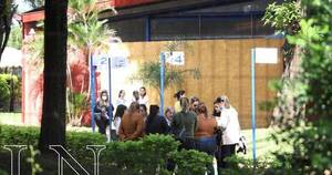 La Nación / Padres del colegio de Lambaré se declaran en vigilia y se manifiestan frente a la Fiscalía