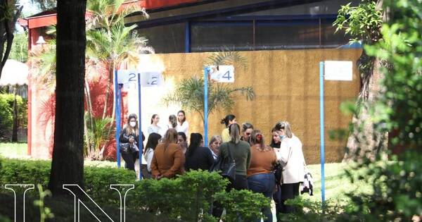 La Nación / Padres del colegio de Lambaré se declaran en vigilia y se manifiestan frente a la Fiscalía