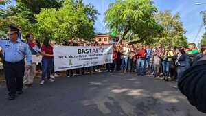 Diario HOY | Padres se manifiestan frente a Fiscalía de Lambaré contra caso de abuso