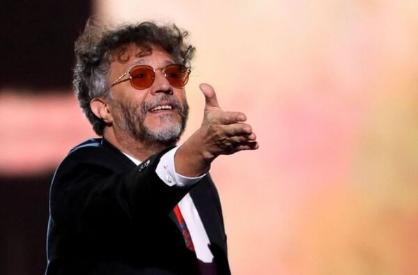 Fito se sienta al piano bajo