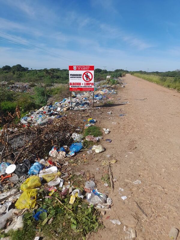 Basura se esparce por las calles de Alberdi - Nacionales - ABC Color