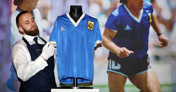 La Nación / Récord absoluto: mítica camiseta de Maradona cuesta US$ 9 millones