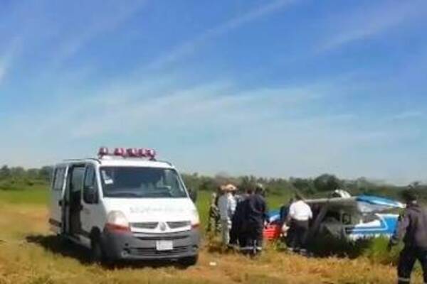 Crónica / [VIDEO] Avioneta con tres tripulantes cayó minutos después de despegar