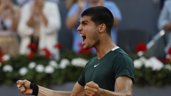 Carlos Alcaraz elimina a Djokovic y jugará la final