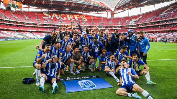 Porto derrota a Benfica y conquista la Liga lusa