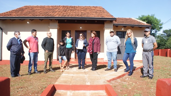 FAMILIAS AFECTADAS POR SUBA DEL EMBALSE RECIBEN VIVIENDAS DE LA EBY